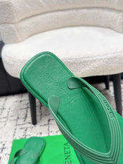 BOTTEGA VENETA 26S THONG SANDALS IN GREEN TPU
