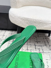 BOTTEGA VENETA 26S THONG SANDALS IN GREEN TPU