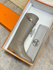 HM 25S KNEE-HIGH FLAT BOOTS IN GREY LAMBSKIN WITH SILVER HARDWARE