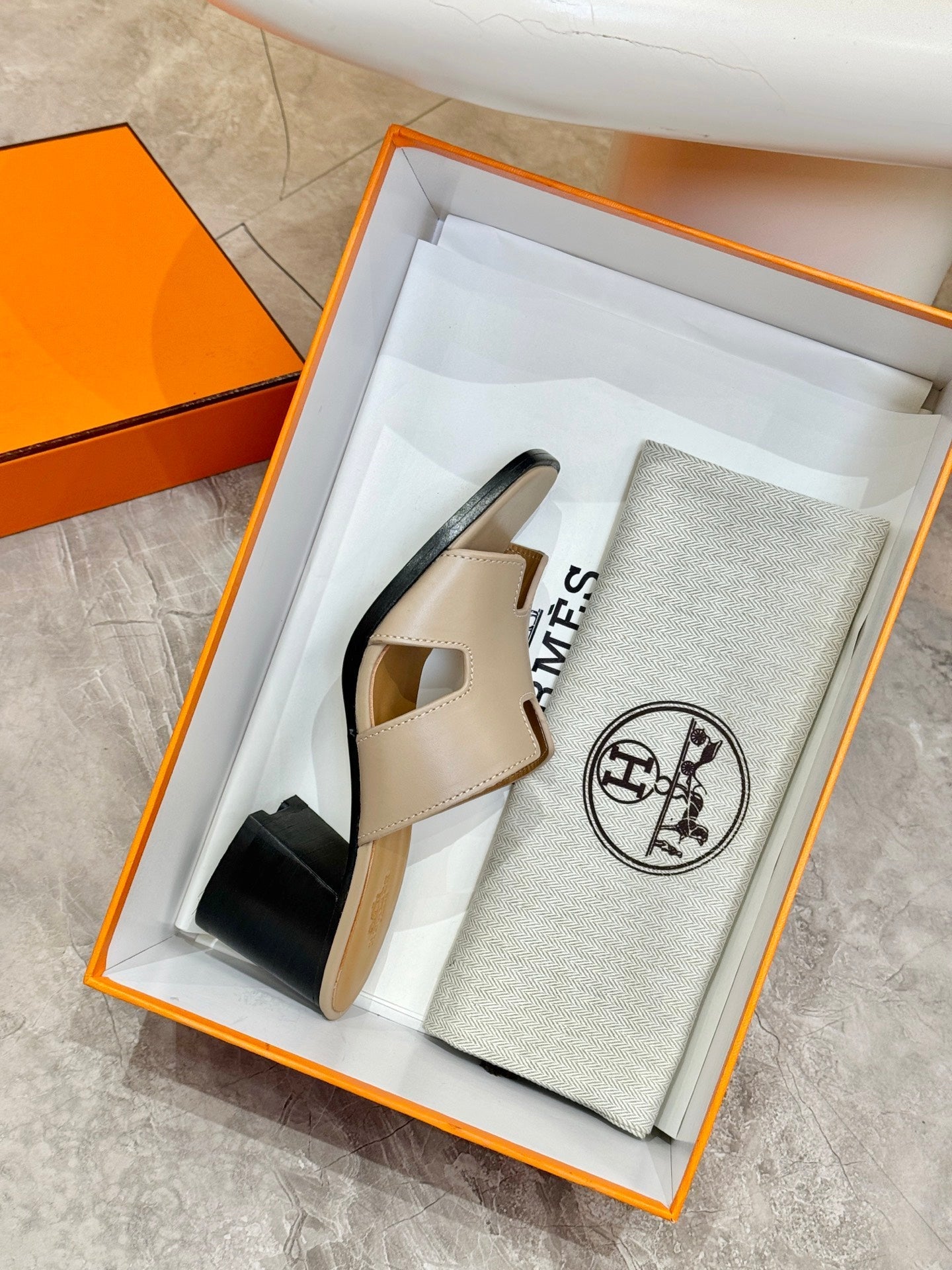 HM 26S HELIA SANDAL 70MM IN BEIGE CALFSKIN