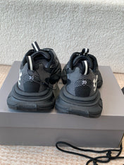 UNDER ARMOUR 3XL KNIT SNEAKER IN BLACK AND WHITE POLYESTER