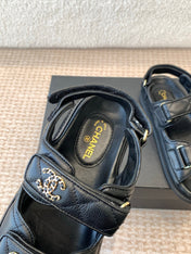 DAD SANDAL IN BLACK SHEEPSKIN