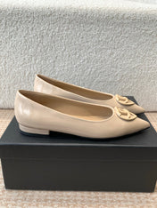 FLAT PUMPS IN BISQUE BEIGE PATENT CALFSKIN