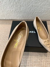 FLAT PUMPS IN BISQUE BEIGE PATENT CALFSKIN