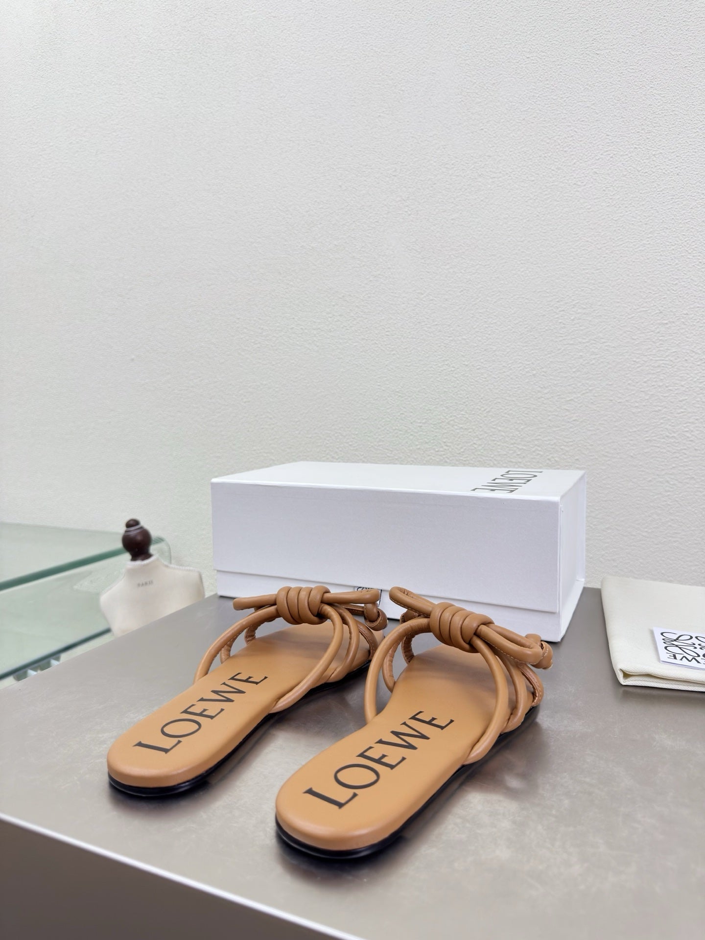 LOEWE 26S FLAMENCO KNOT SANDAL IN CAMEL BROWN CALFSKIN