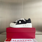 LOW-TOP SNEAKER IN WHITE NAPPA LEATHER AND BLACK TOILE ICONOGRAPHE FABRIC