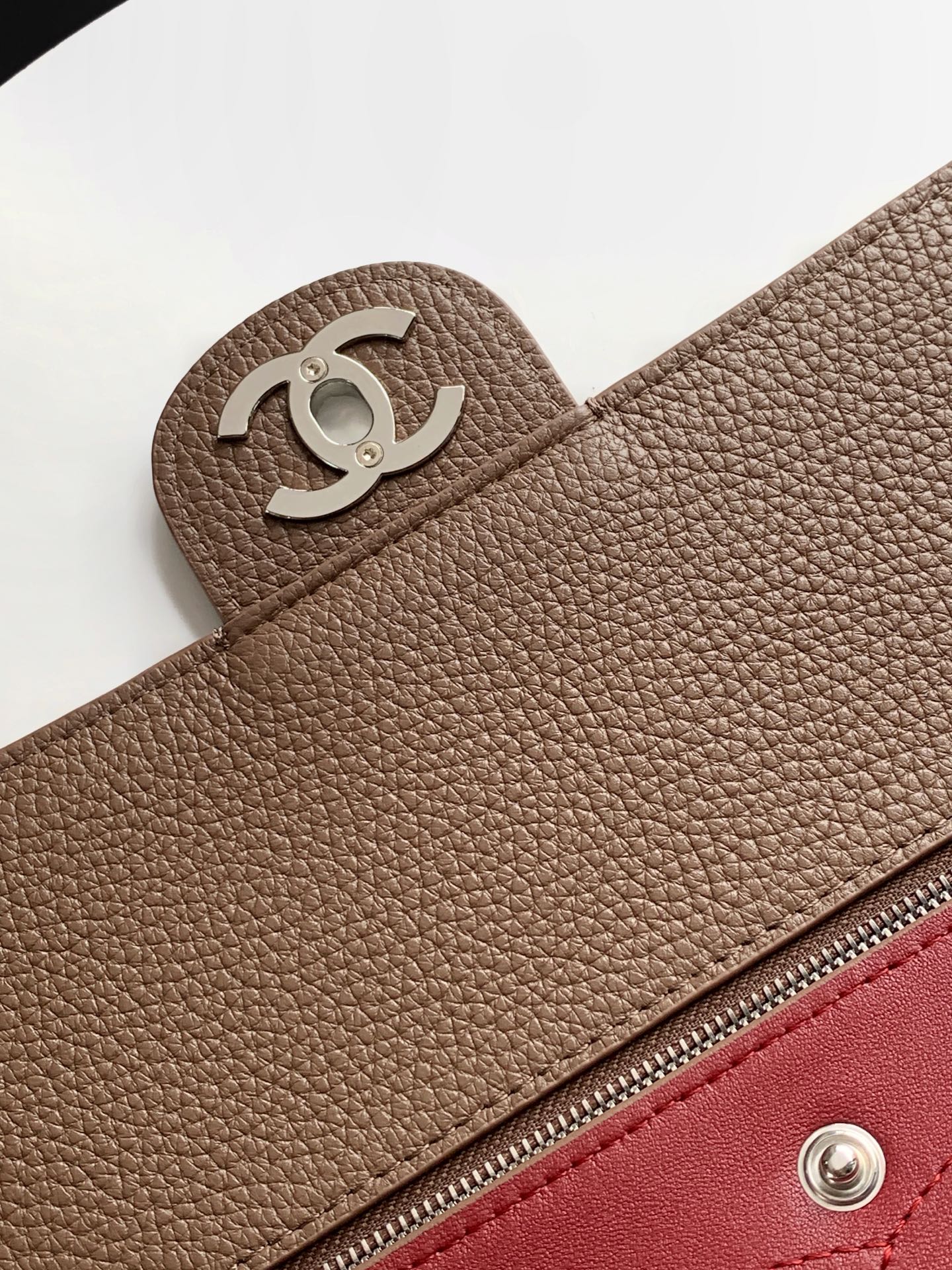 CHANEL 26S SOUPLISSIMO MAXI FLAP 39 IN BROWN GRAINED CALFSKIN SILVER HARDWARE