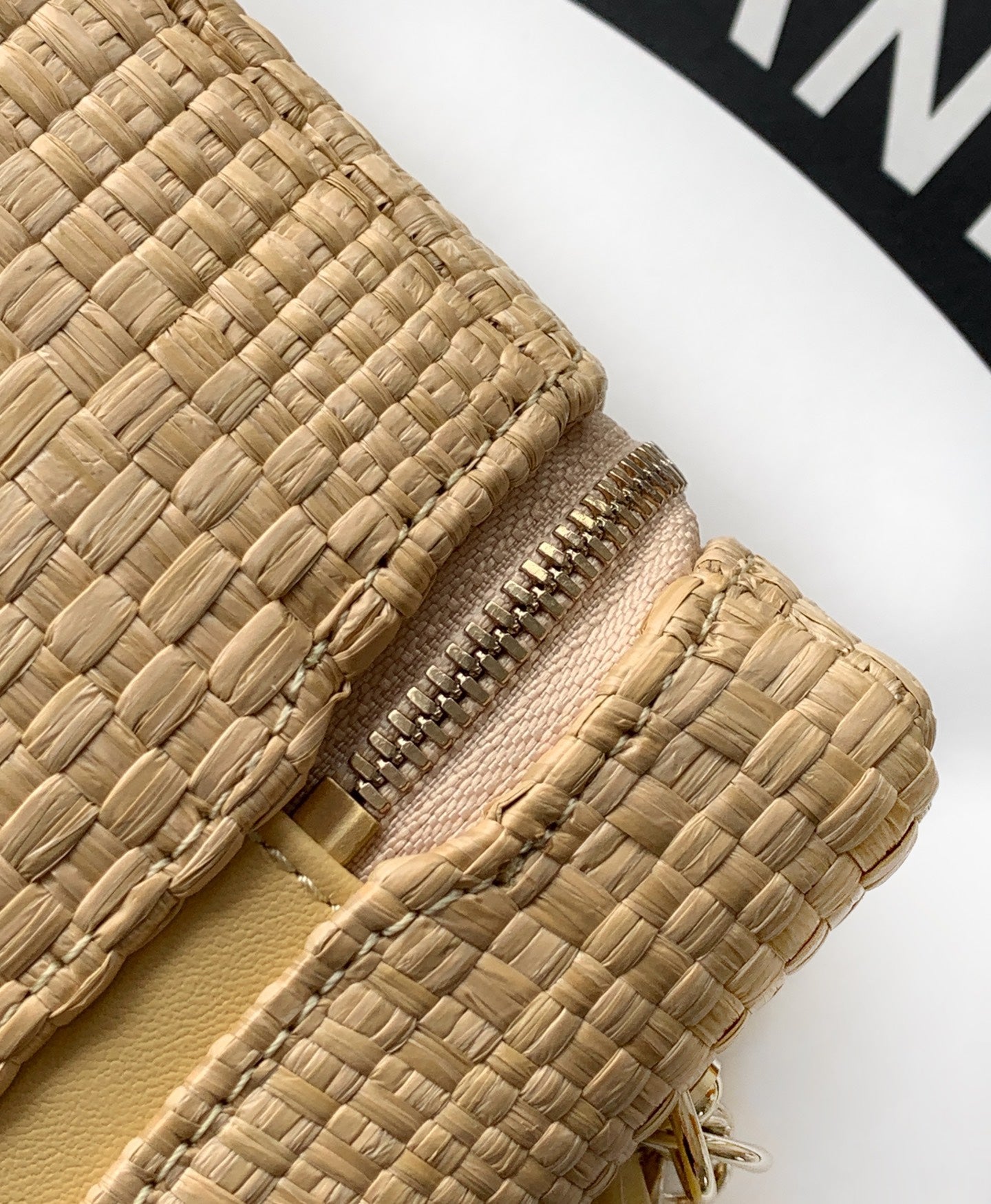 CHANEL 26S COCO CRUSH BAG 17 IN BEIGE RAFFIA AND CALFSKIN GOLD HARDWARE