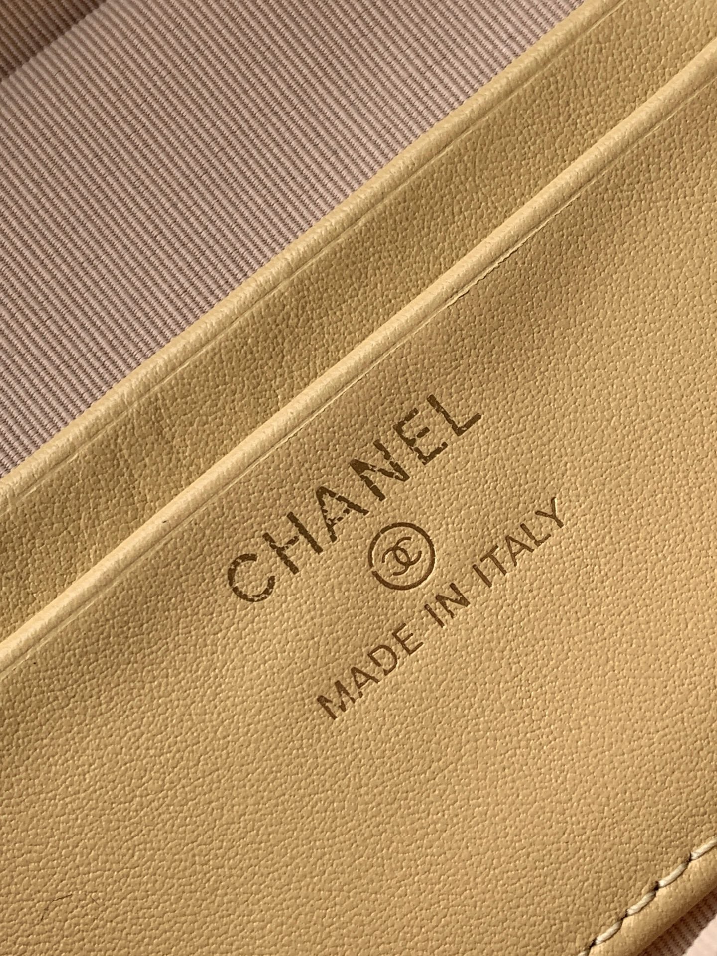 CHANEL 26S COCO CRUSH BAG 17 IN BEIGE RAFFIA AND CALFSKIN GOLD HARDWARE