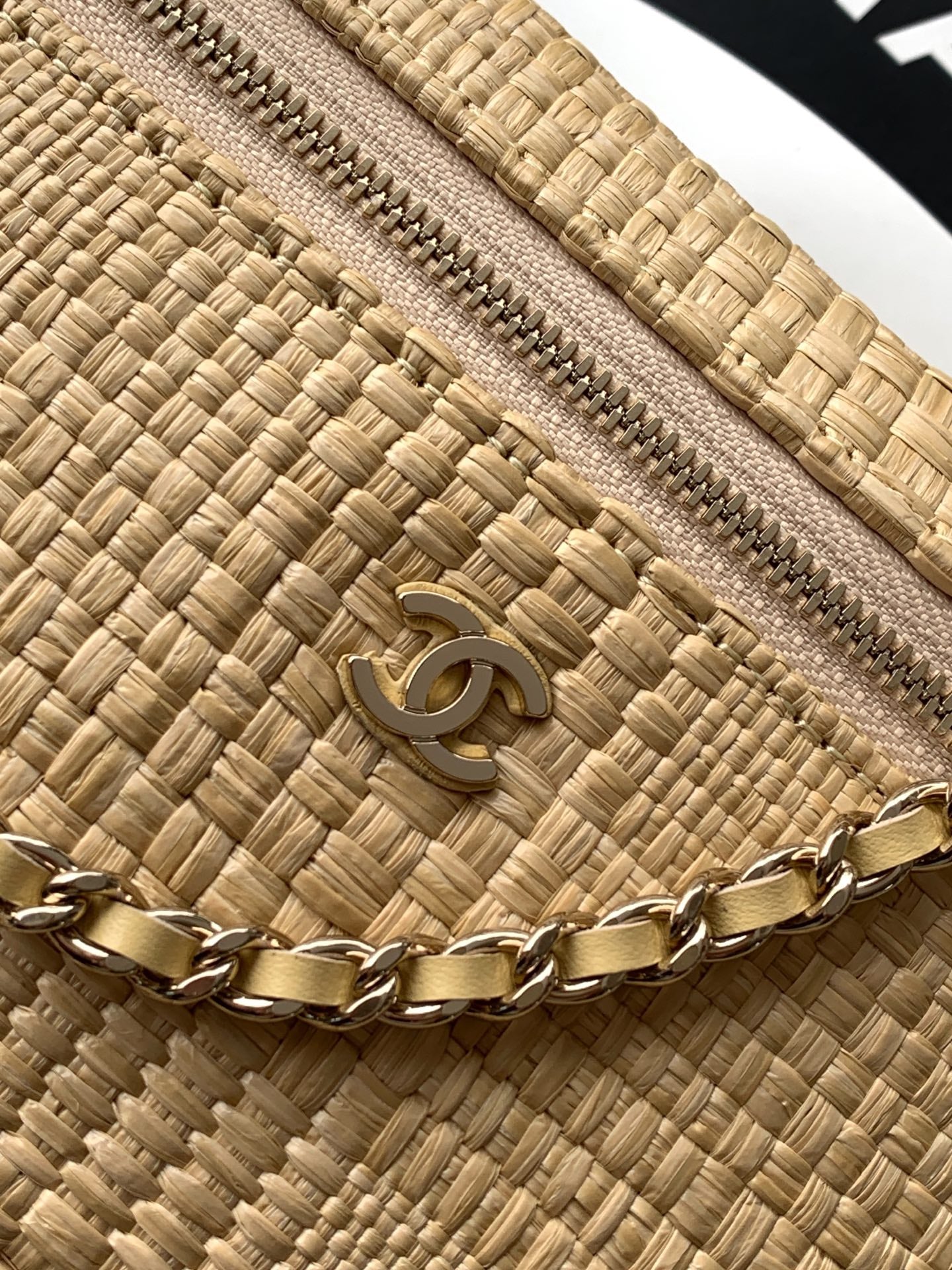 CHANEL 26S COCO CRUSH BAG 17 IN BEIGE RAFFIA AND CALFSKIN GOLD HARDWARE