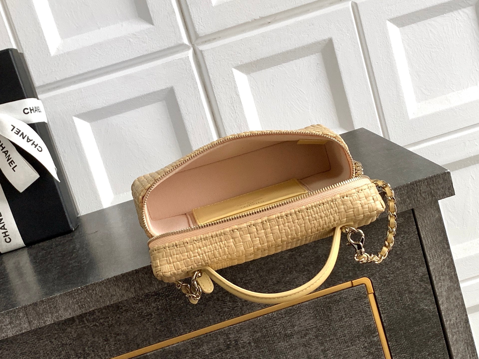 CHANEL 26S COCO CRUSH BAG 17 IN BEIGE RAFFIA AND CALFSKIN GOLD HARDWARE