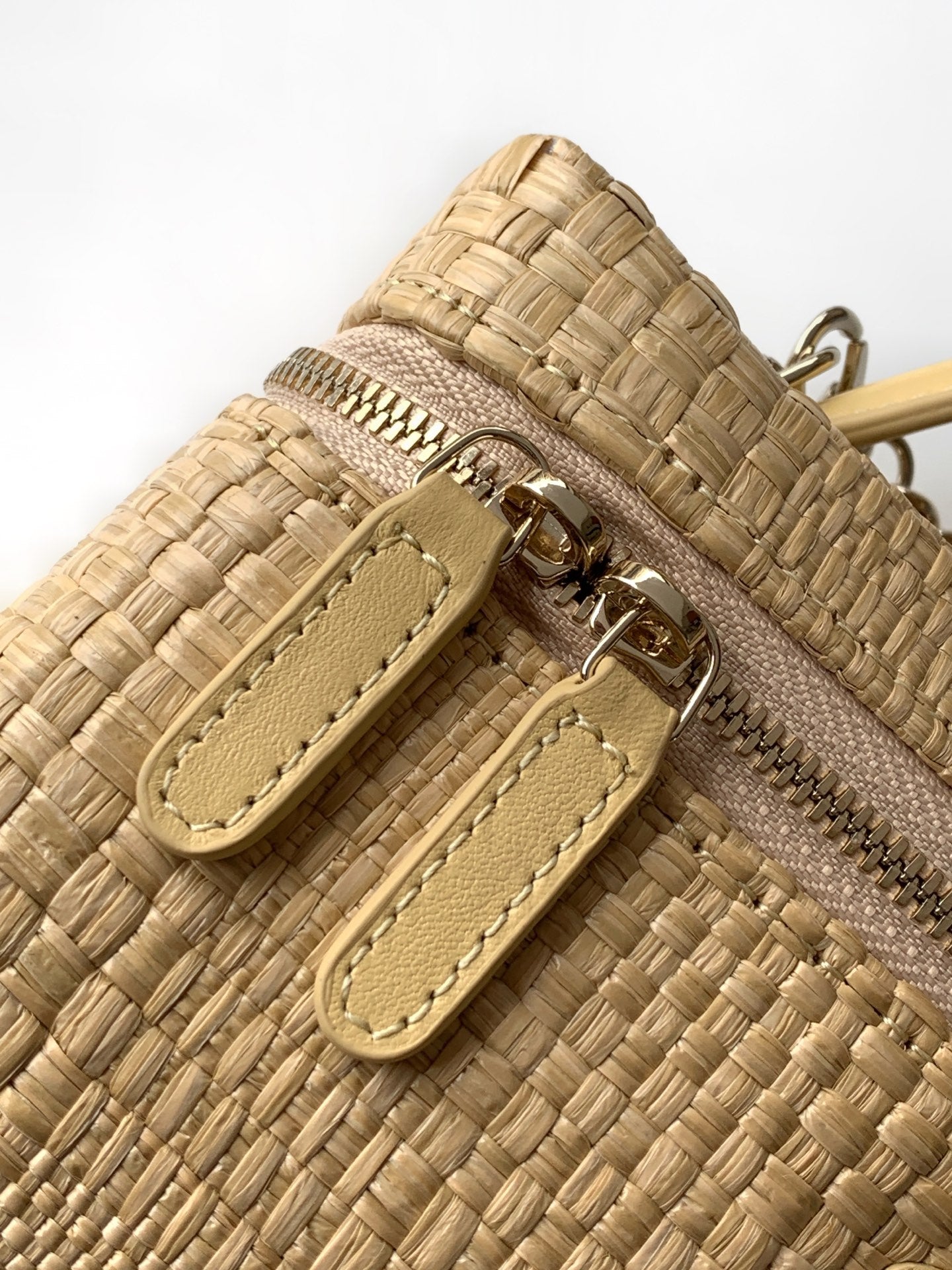 CHANEL 26S COCO CRUSH BAG 17 IN BEIGE RAFFIA AND CALFSKIN GOLD HARDWARE