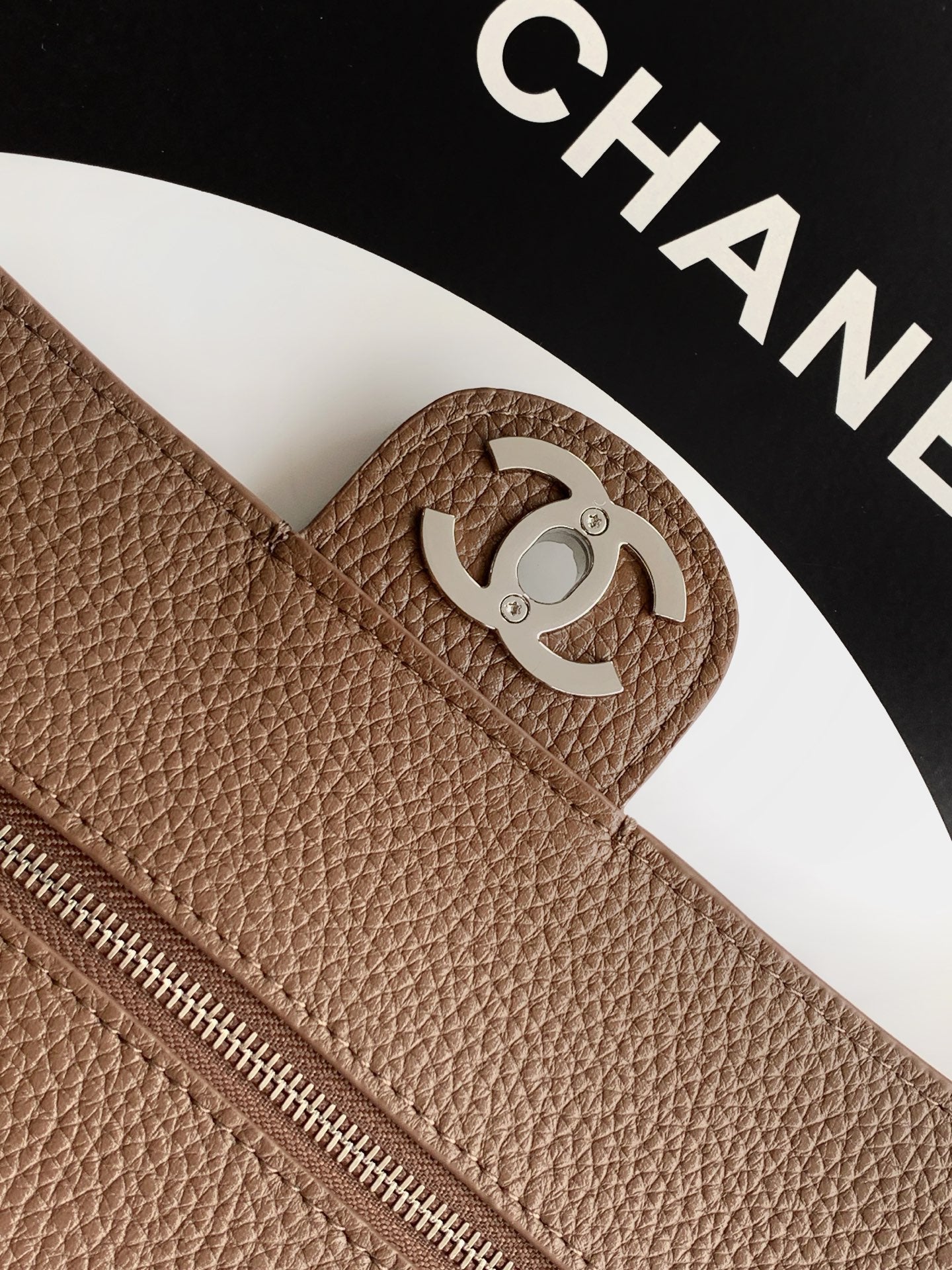 CHANEL 26S SOUPLISSIMO MAXI FLAP MEDIUM 32 IN BROWN GRAINED CALFSKIN SILVER HARDWARE