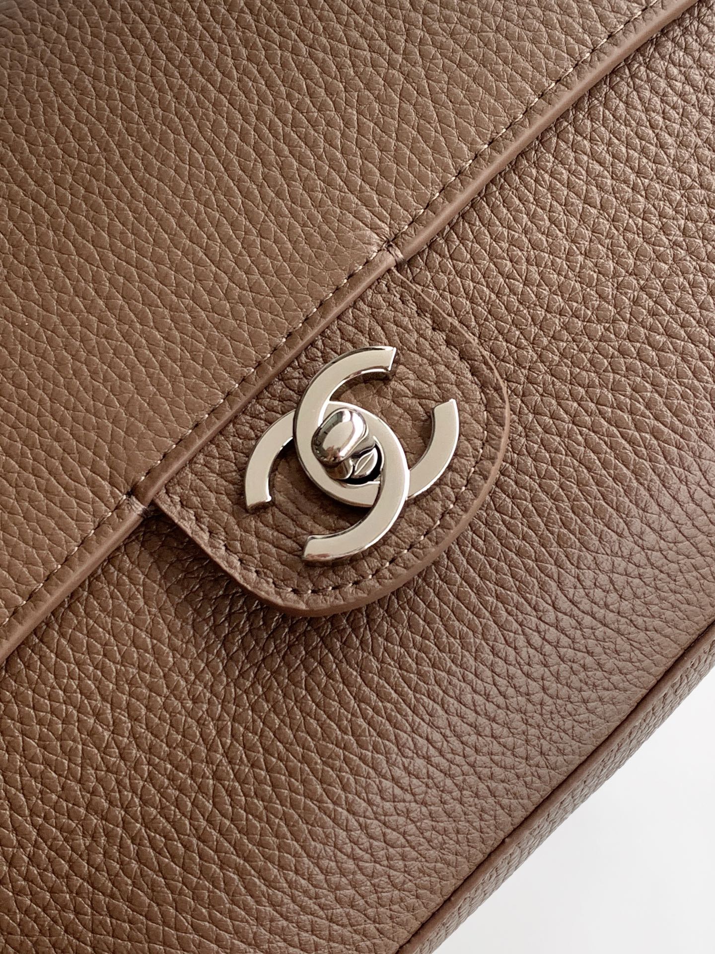 CHANEL 26S SOUPLISSIMO MAXI FLAP MEDIUM 32 IN BROWN GRAINED CALFSKIN SILVER HARDWARE