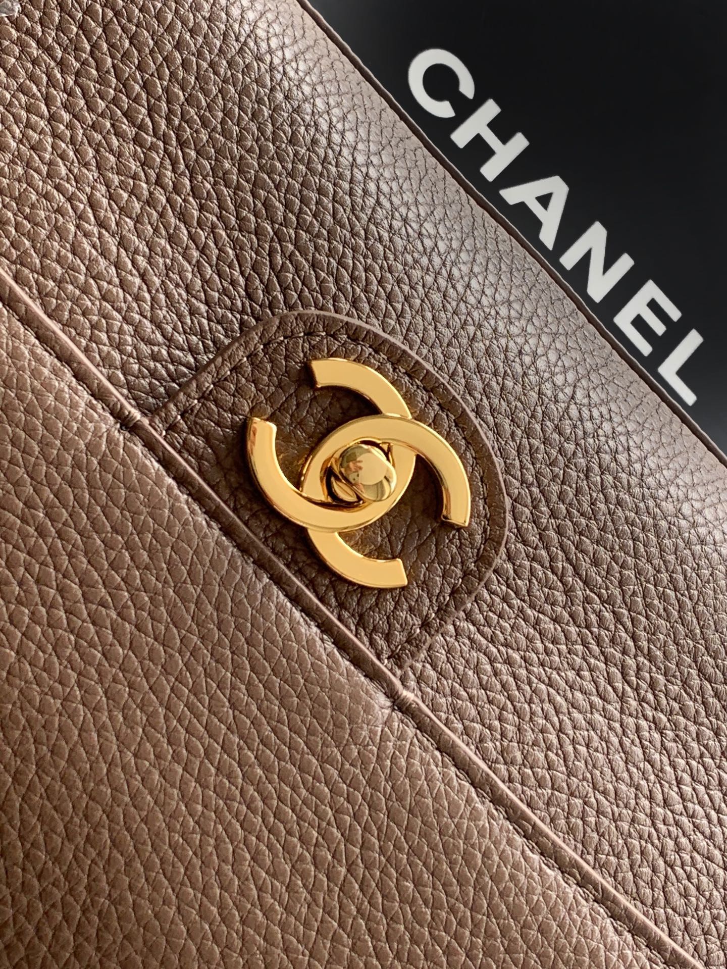 CHANEL 26S SOUPLISSIMO MAXI FLAP MEDIUM 32 IN BROWN GRAINED CALFSKIN GOLD HARDWARE