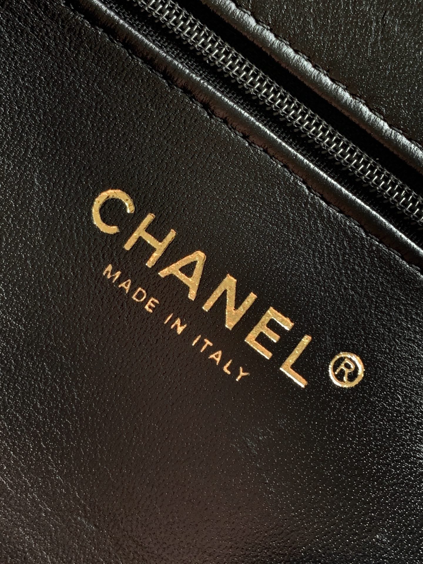 CHANEL 26S TOP HANDLE BAG 19 IN BLACK RAFFIA AND CALFSKIN GOLD HARDWARE