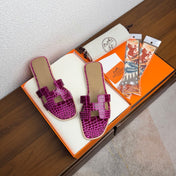 HM 26S ORAN SANDAL IN RASPBERRY PINK CALFSKIN CROCODILE EMBOSSED