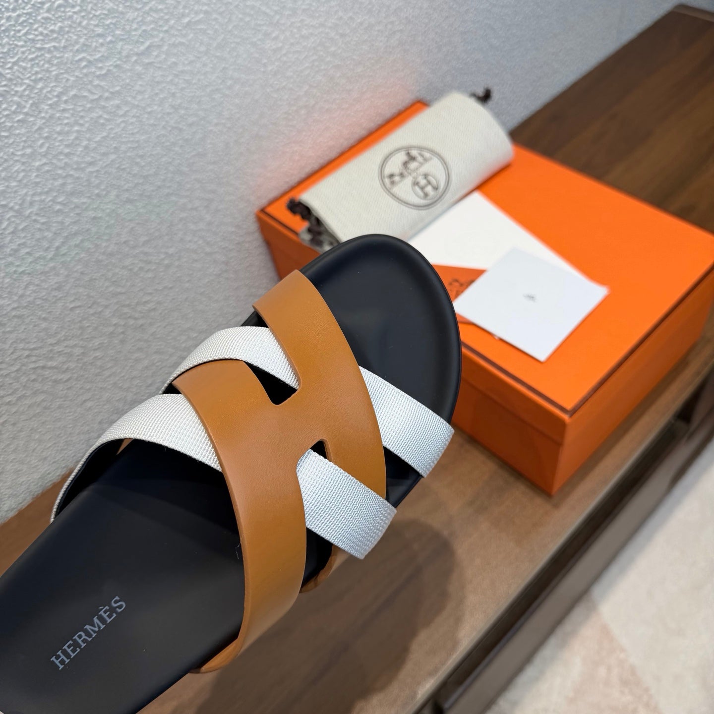 HM 26S KAZIMIR SANDAL IN CARAMEL BROWN CALFSKIN AND WHITE FABRIC