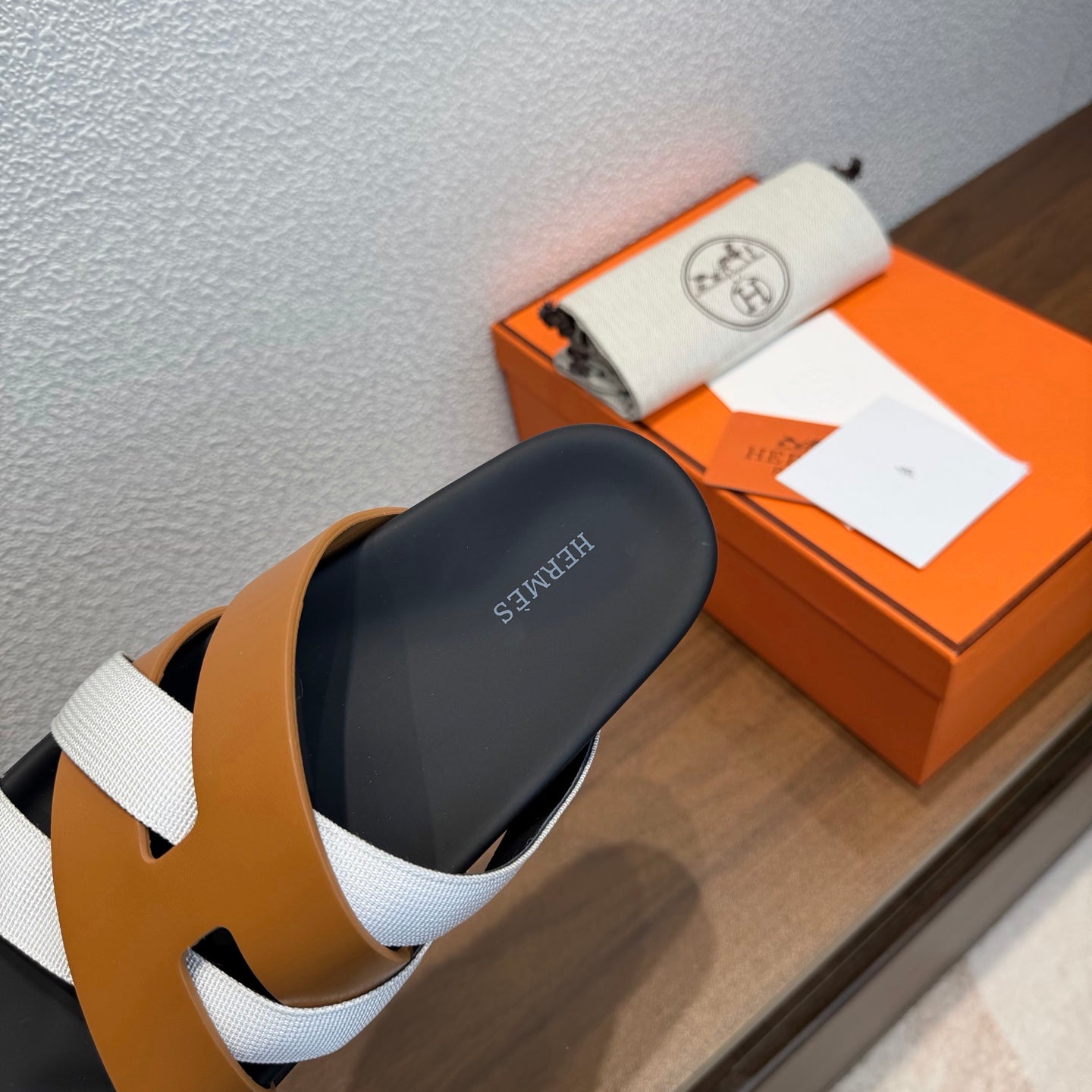 HM 26S KAZIMIR SANDAL IN CARAMEL BROWN CALFSKIN AND WHITE FABRIC
