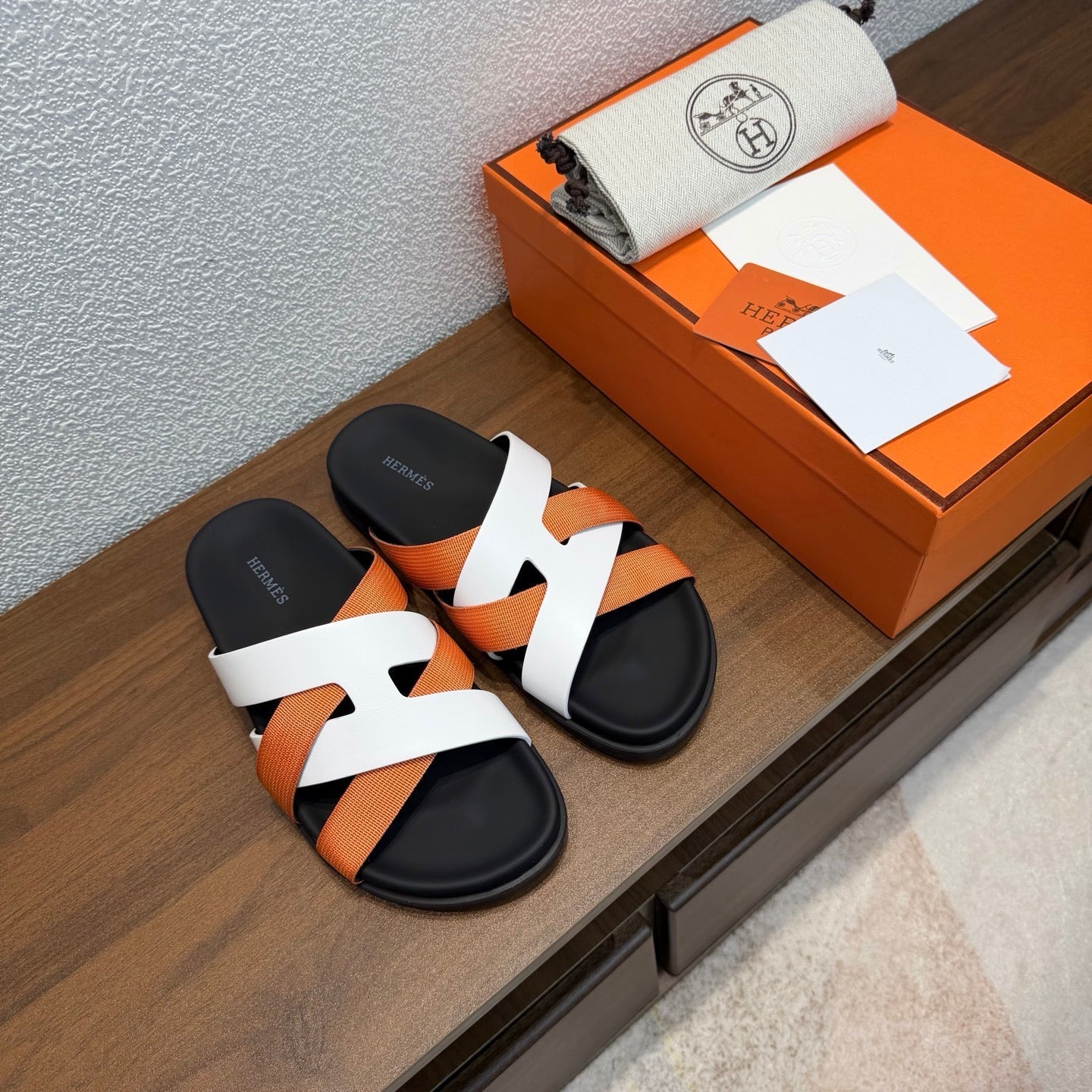 HM 26S KAZIMIR SANDAL IN WHITE CALFSKIN AND ORANGE FABRIC