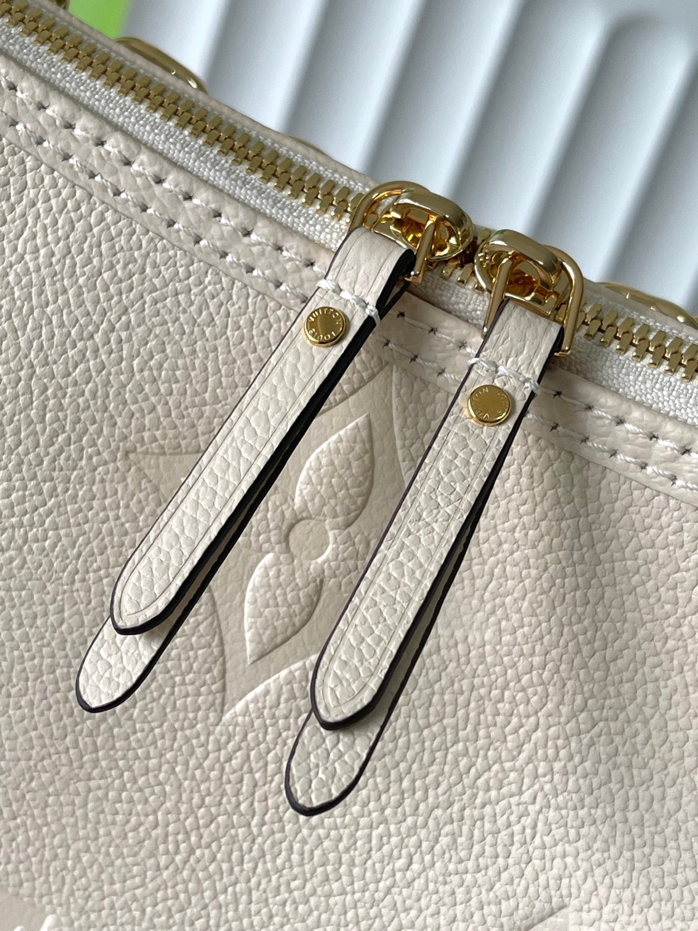 LOOP HOBO 38 CREMEMONOGRAM EMPREINTE LEATHER GOLD HARDWARE