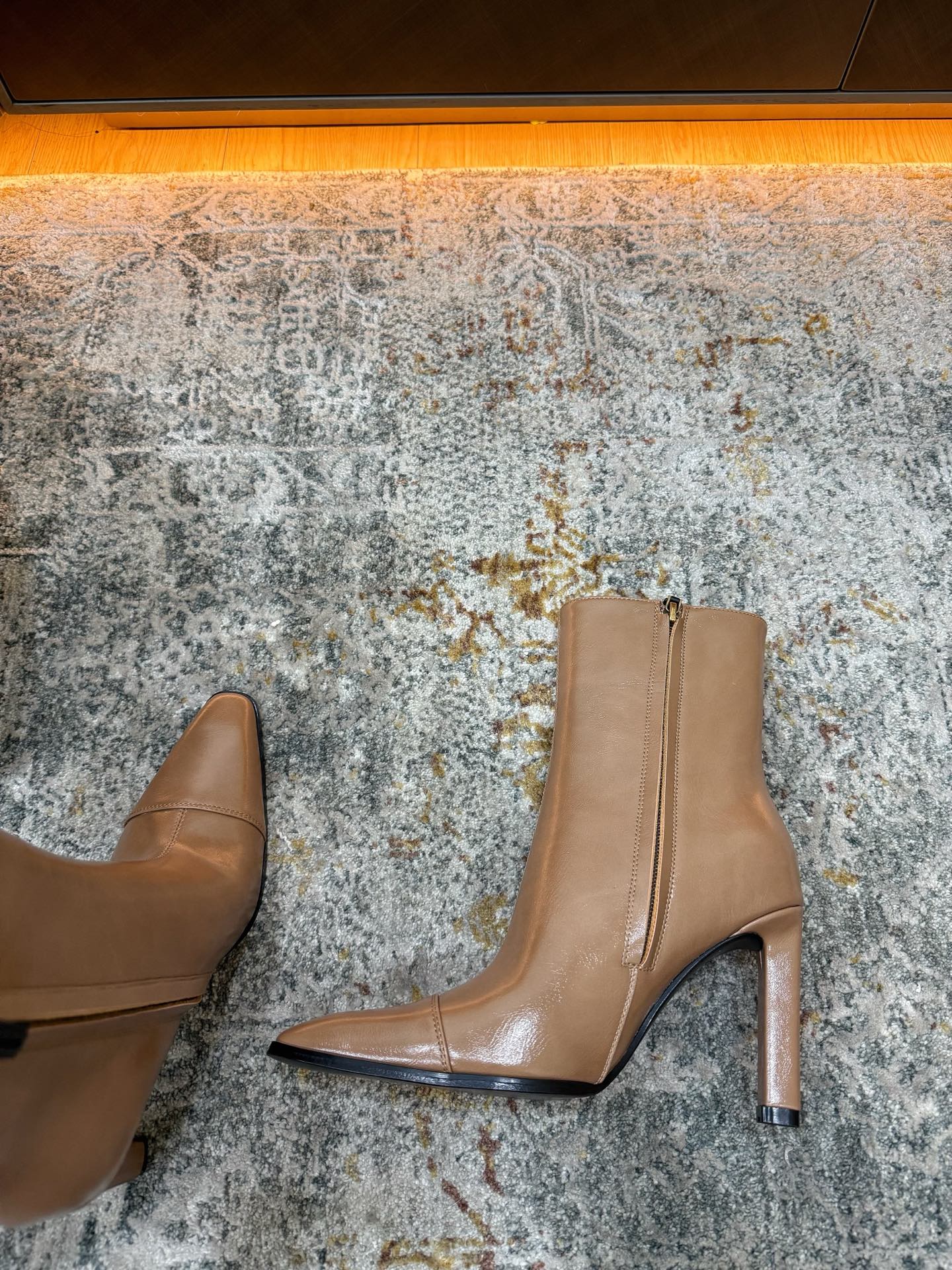 YSL 26S ANKLE BOOTS 90 MM IN TAUPE BEIGE GLOSSY LEATHER