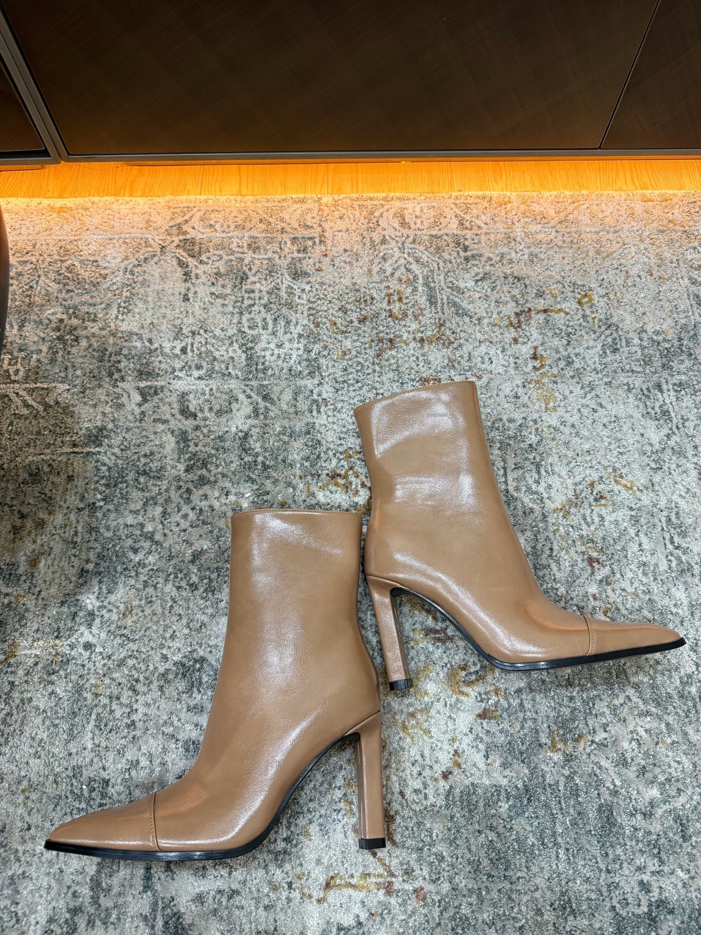 YSL 26S ANKLE BOOTS 90 MM IN TAUPE BEIGE GLOSSY LEATHER