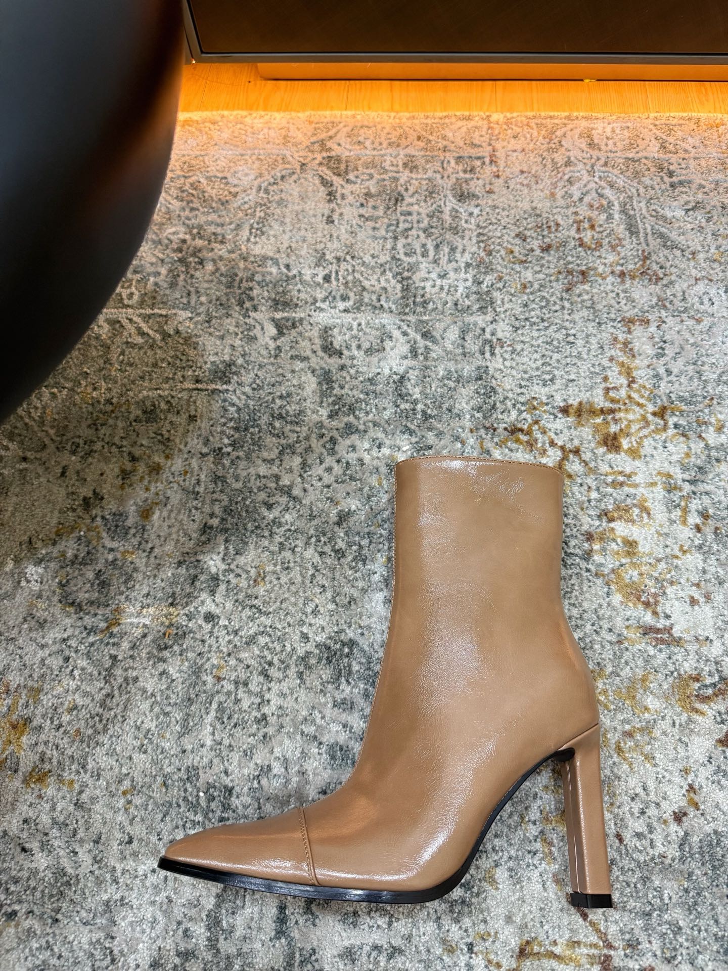 YSL 26S ANKLE BOOTS 90 MM IN TAUPE BEIGE GLOSSY LEATHER