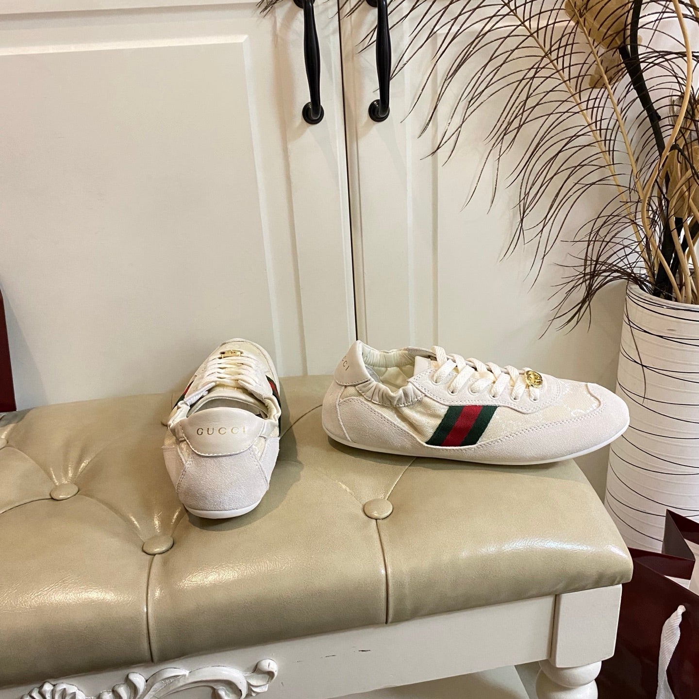 GUCCI 26S SNEAKER IN CREAM WHITE SUEDE AND CANVAS