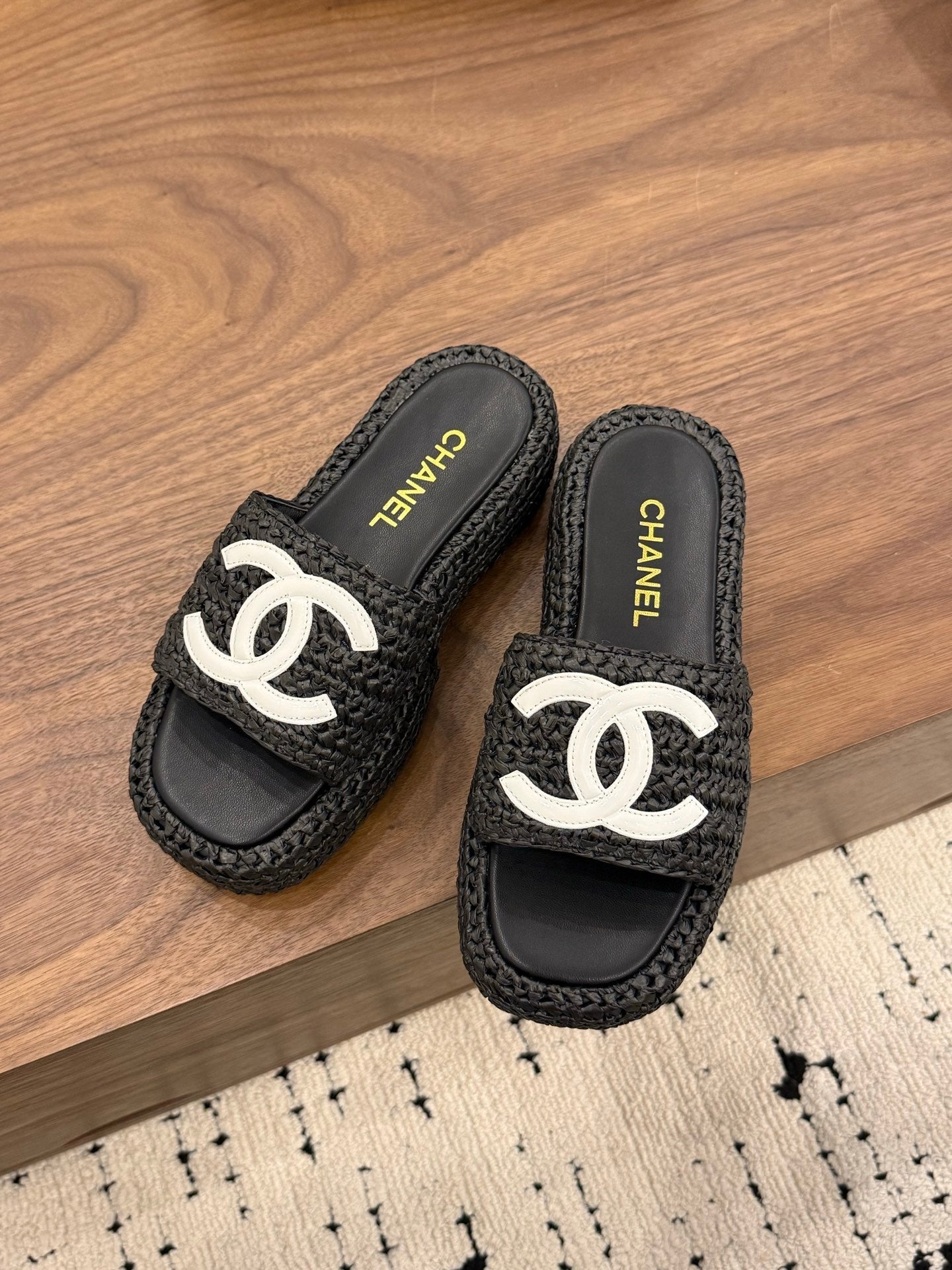 CHANEL 26S PLATFORM SLIDES 40 MM IN BLACK WOVEN RAFFIA