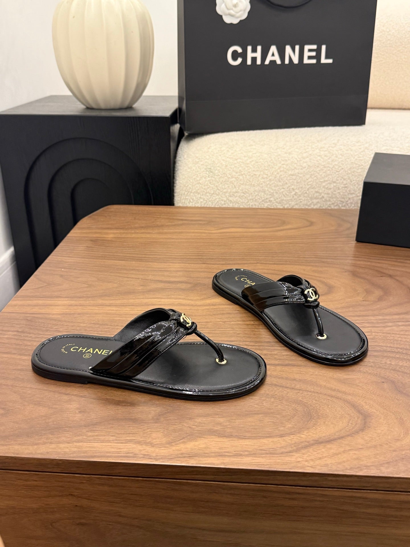 CHANEL 26S THONG SANDALS IN BLACK PATENT CALFSKIN WITH CC LOGO