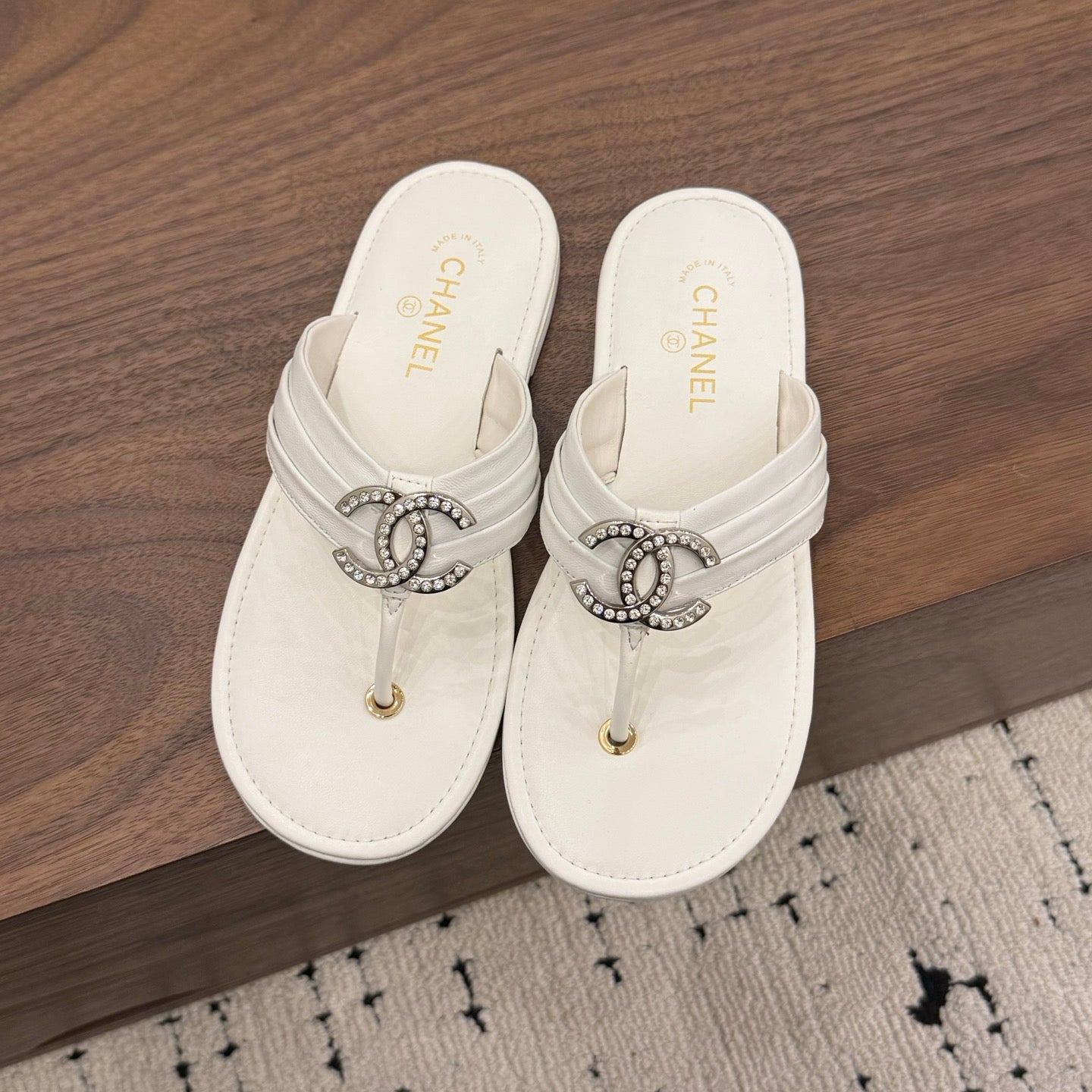 CHANEL 26S THONG SANDALS IN WHITE CALFSKIN WITH RHINESTONE CC LOGO