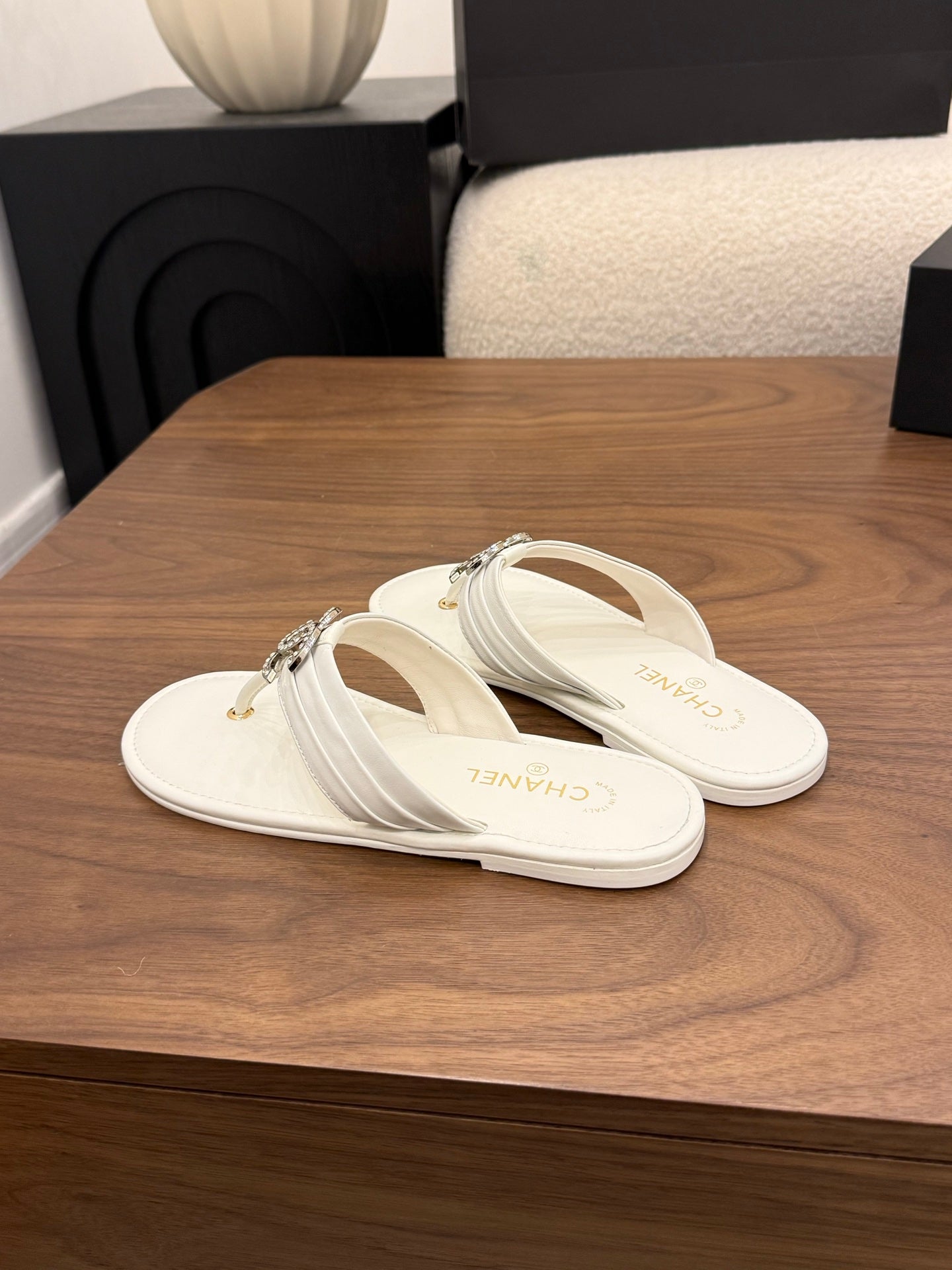 CHANEL 26S THONG SANDALS IN WHITE CALFSKIN WITH RHINESTONE CC LOGO