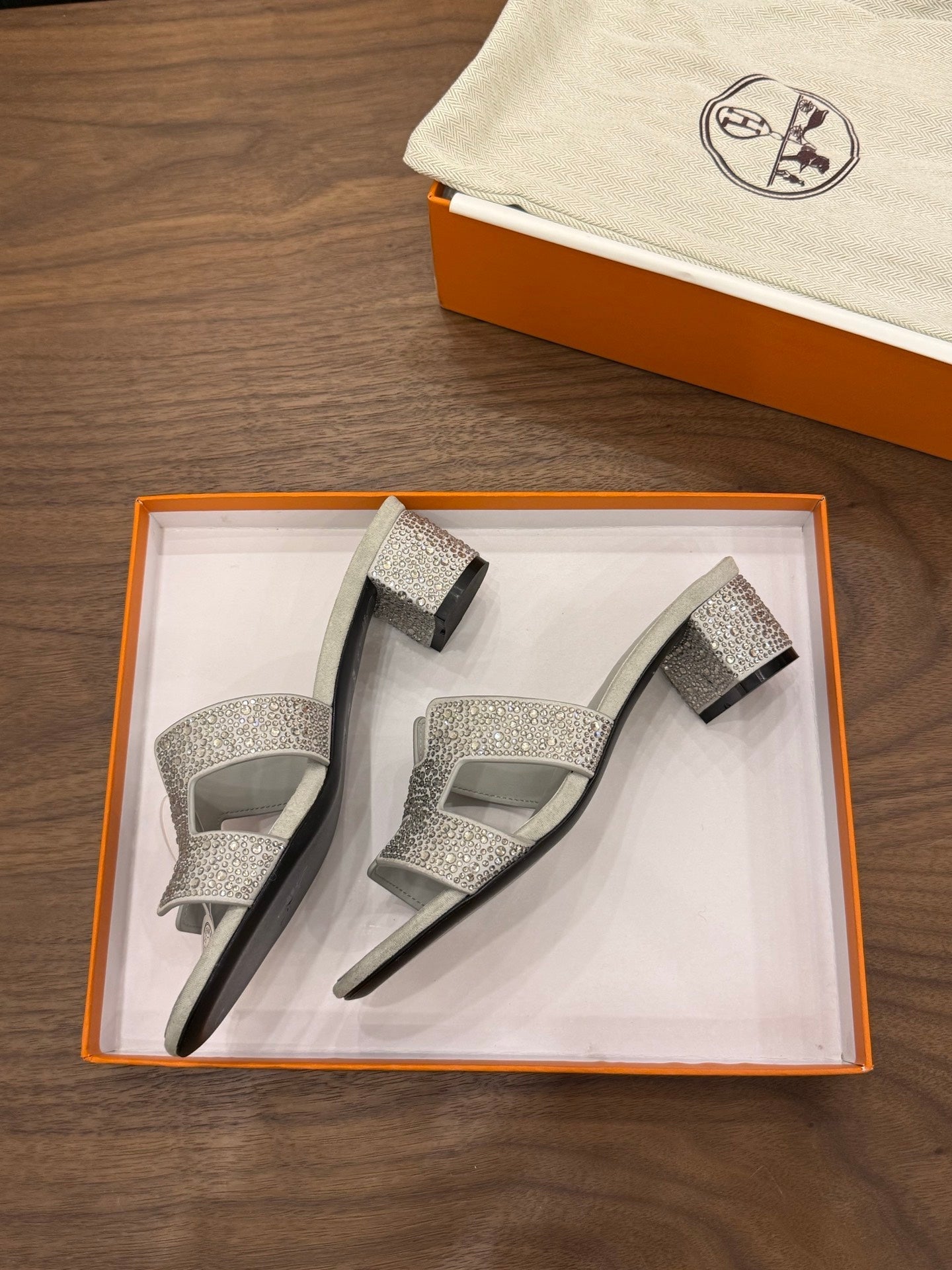 HM 26S OASIS SANDAL IN LIGHT GREY SUEDE WITH CRYSTALS