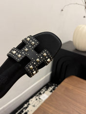 HM 26S ORAN STUDDED SANDALS IN BLACK CALFSKIN