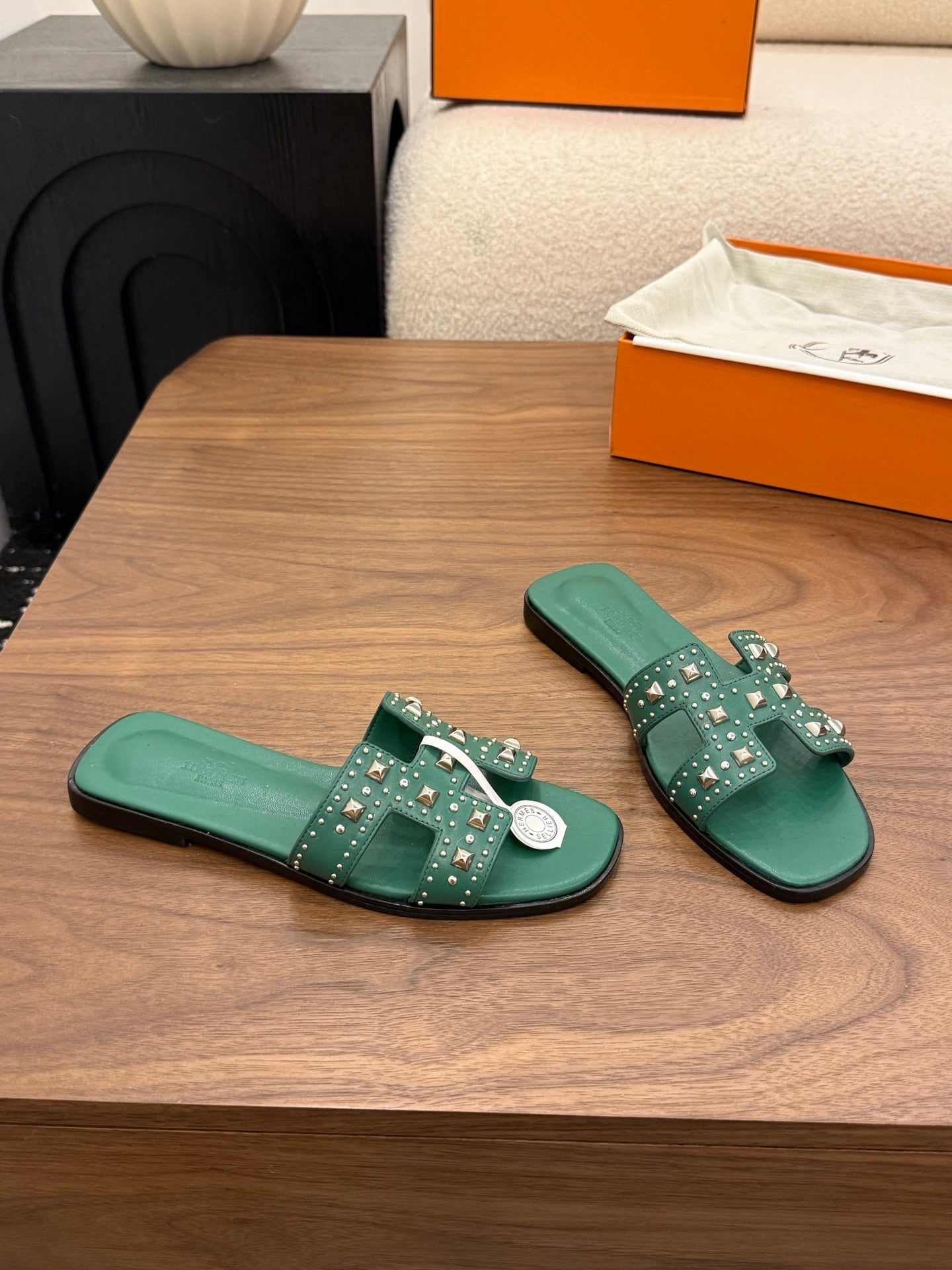 HM 26S ORAN STUDDED SANDALS IN EMERALD GREEN CALFSKIN