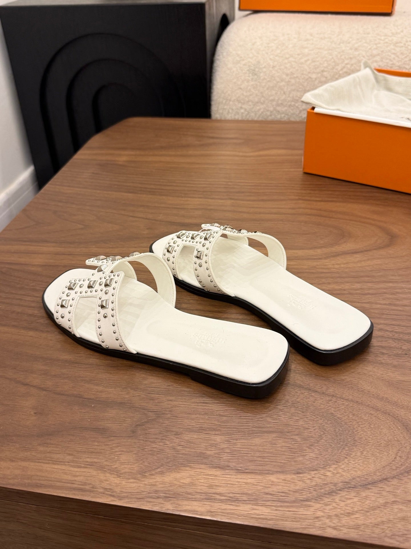 HM 26S ORAN STUDDED SANDALS IN WHITE CALFSKIN