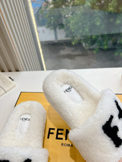 FLAT SLIDE IN WHITE FLEECE WITH BLACK LOGO