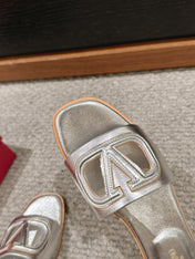 VLOGO CUT-OUT SILVER CALFSKIN SLIDE SANDAL