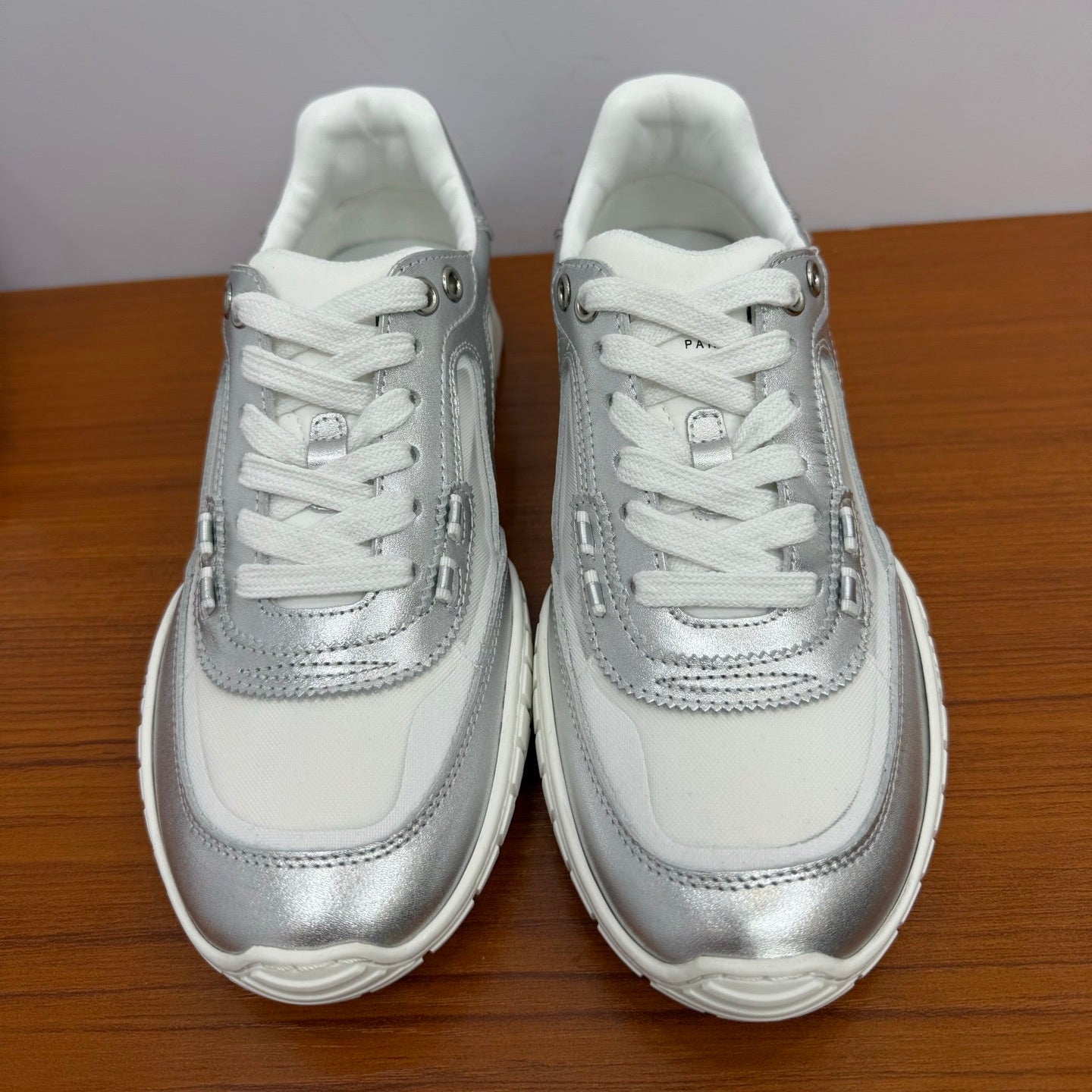 DIOR 26S SNEAKERS IN WHITE AND SILVER CALFSKIN AND MESH