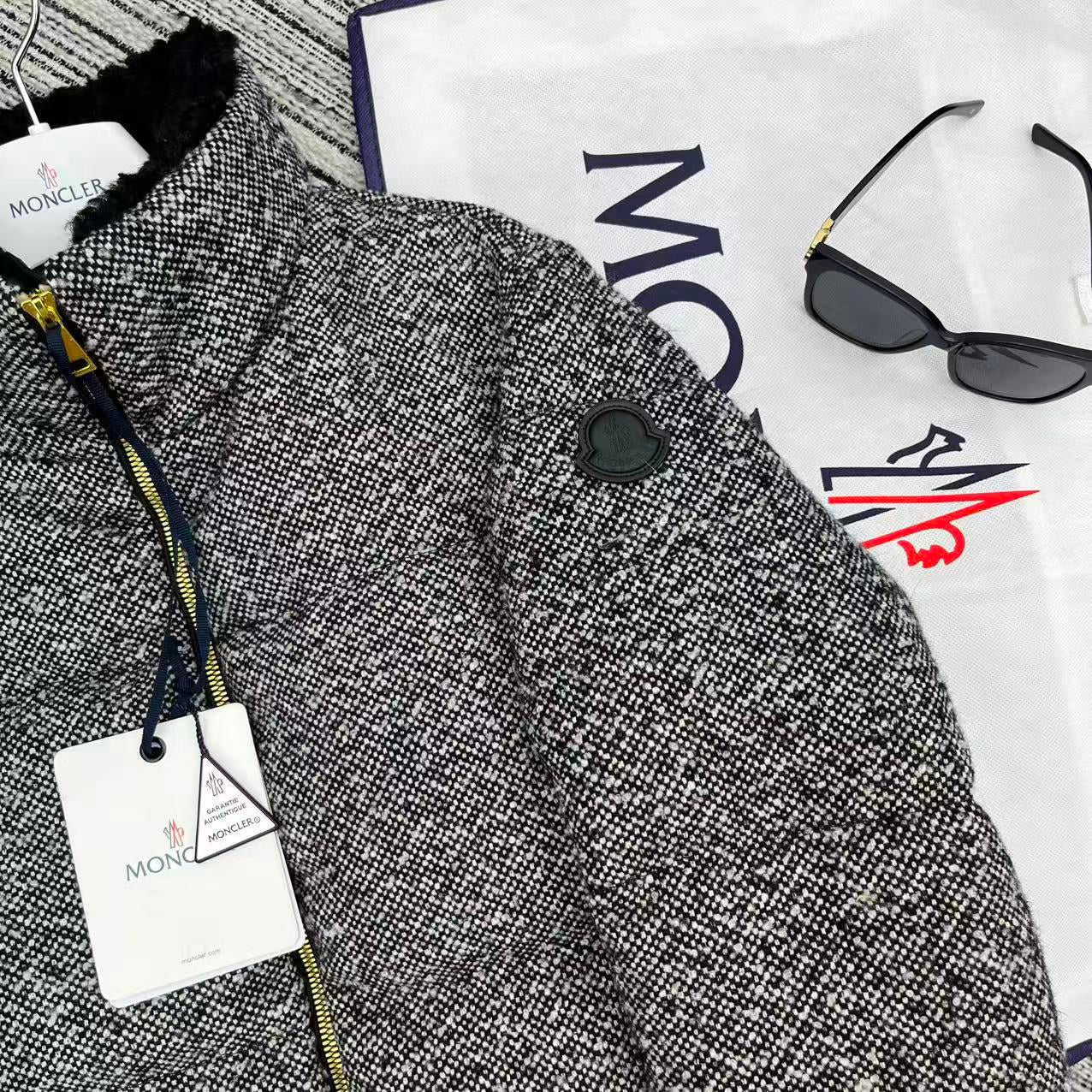MONCLER 25S SHORT DOWN JACKET 288