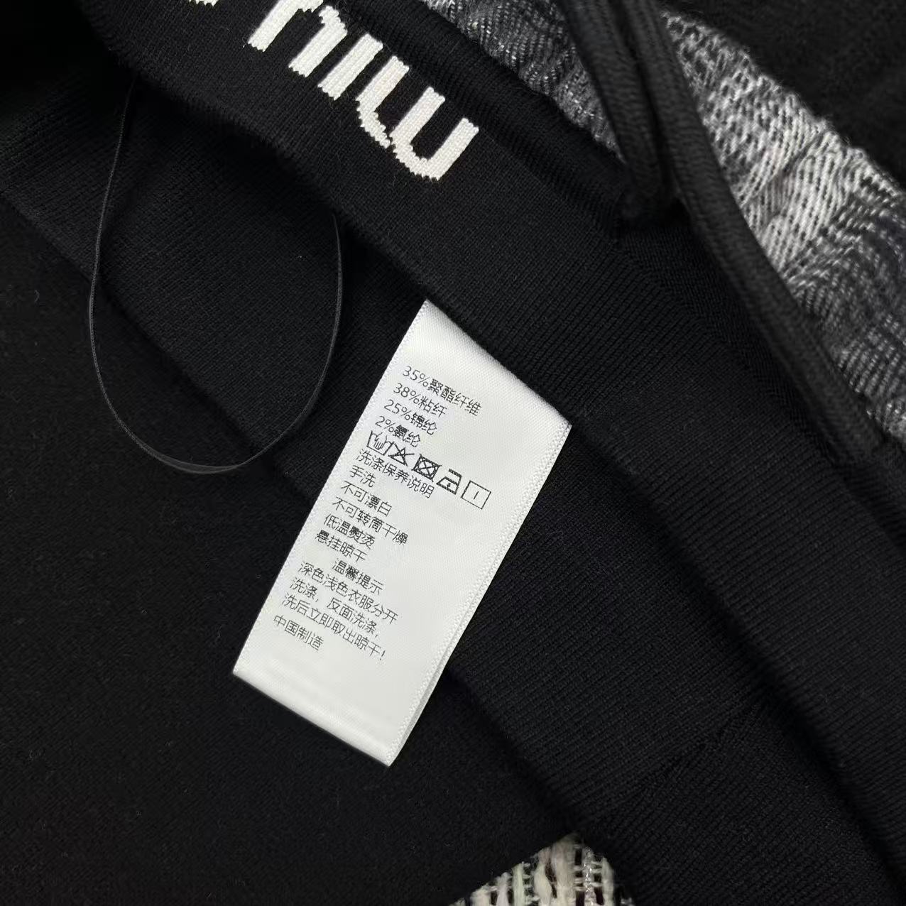 MIUMIU PANTS STYLE 572