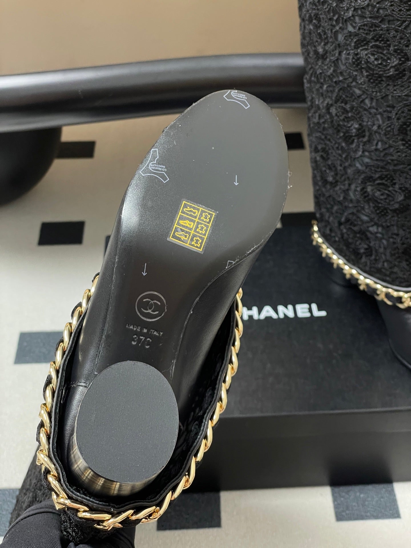 CC FLORAL BOOTS 60MM IN BLACK CALFSKIN WITH GOLD CHAIN