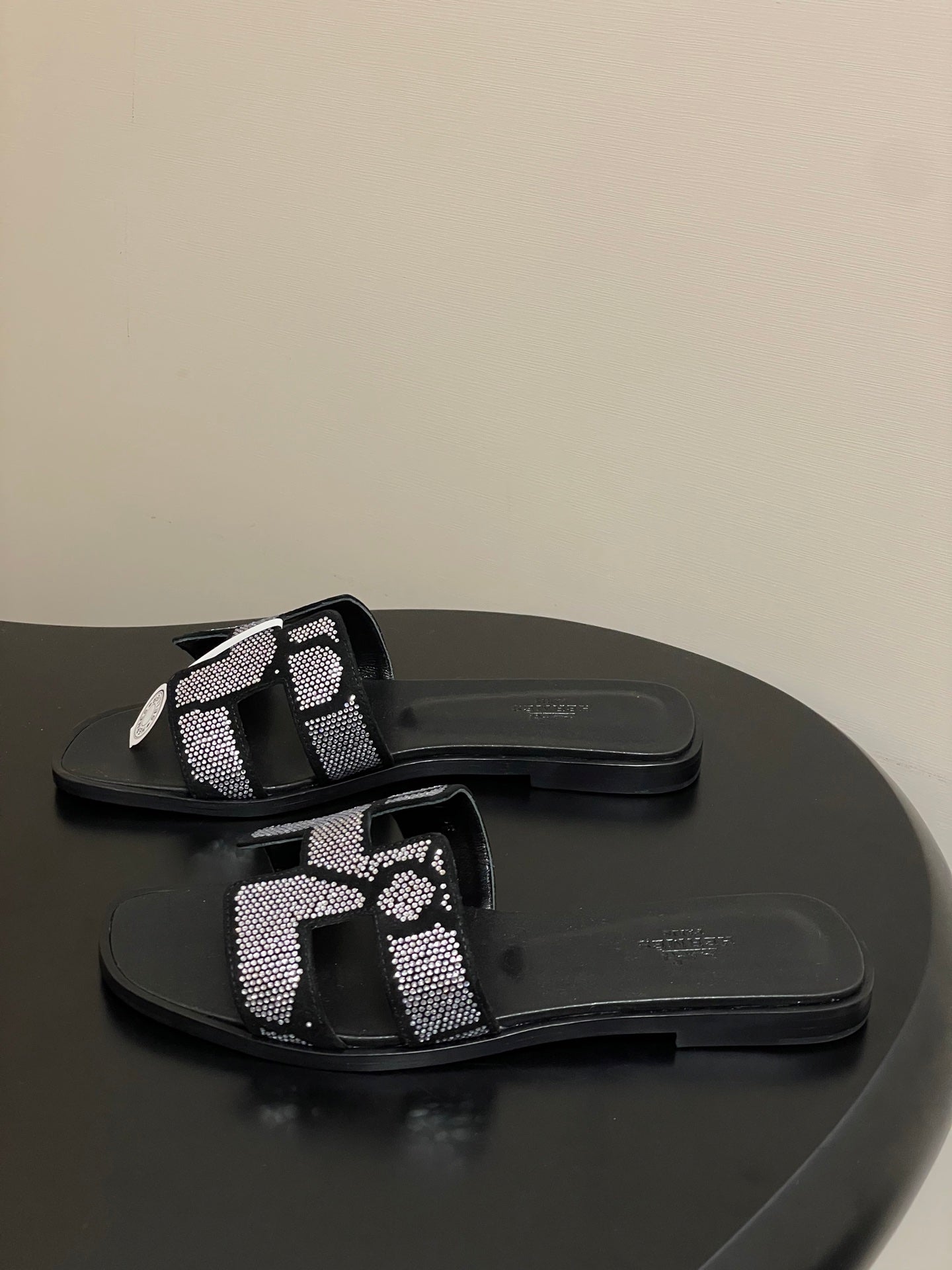 HM 25S ORAN SANDAL IN BLACK LAMBSKIN WITH WHITE STONE DETAILS