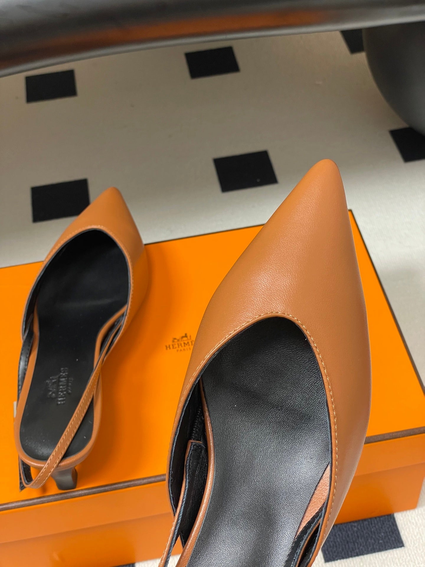 HM 26S NICOLE SLINGBACK 40MM IN CARAMEL BROWN CALFSKIN SILVER HARDWARE