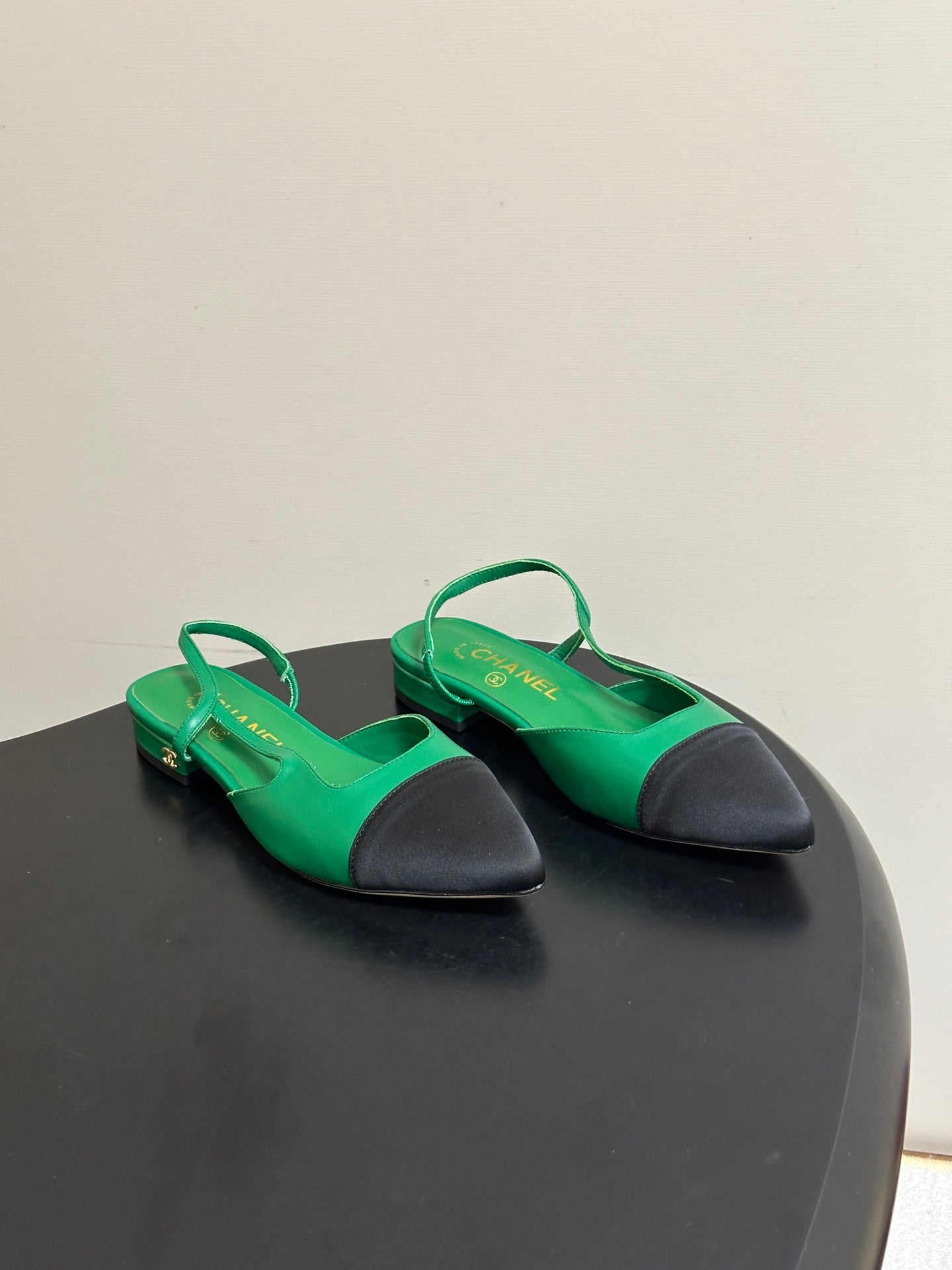 CHANEL 26S POINTED TOE SLINGBACKS IN GREEN LAMBSKIN AND BLACK FABRIC