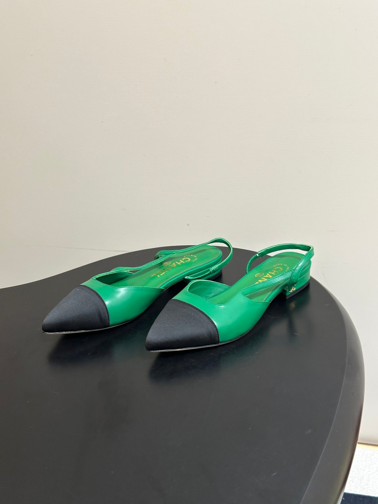 CHANEL 26S POINTED TOE SLINGBACKS IN GREEN LAMBSKIN AND BLACK FABRIC