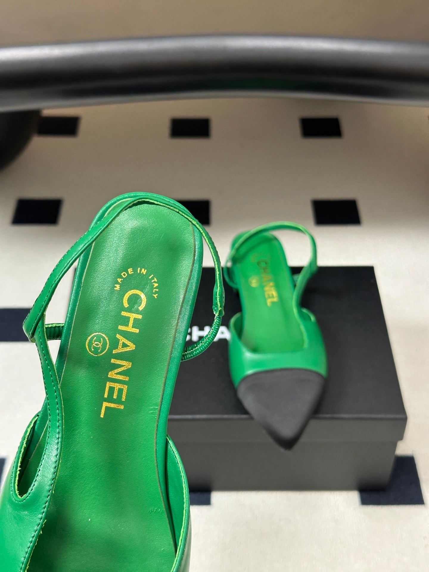 CHANEL 26S POINTED TOE SLINGBACKS IN GREEN LAMBSKIN AND BLACK FABRIC
