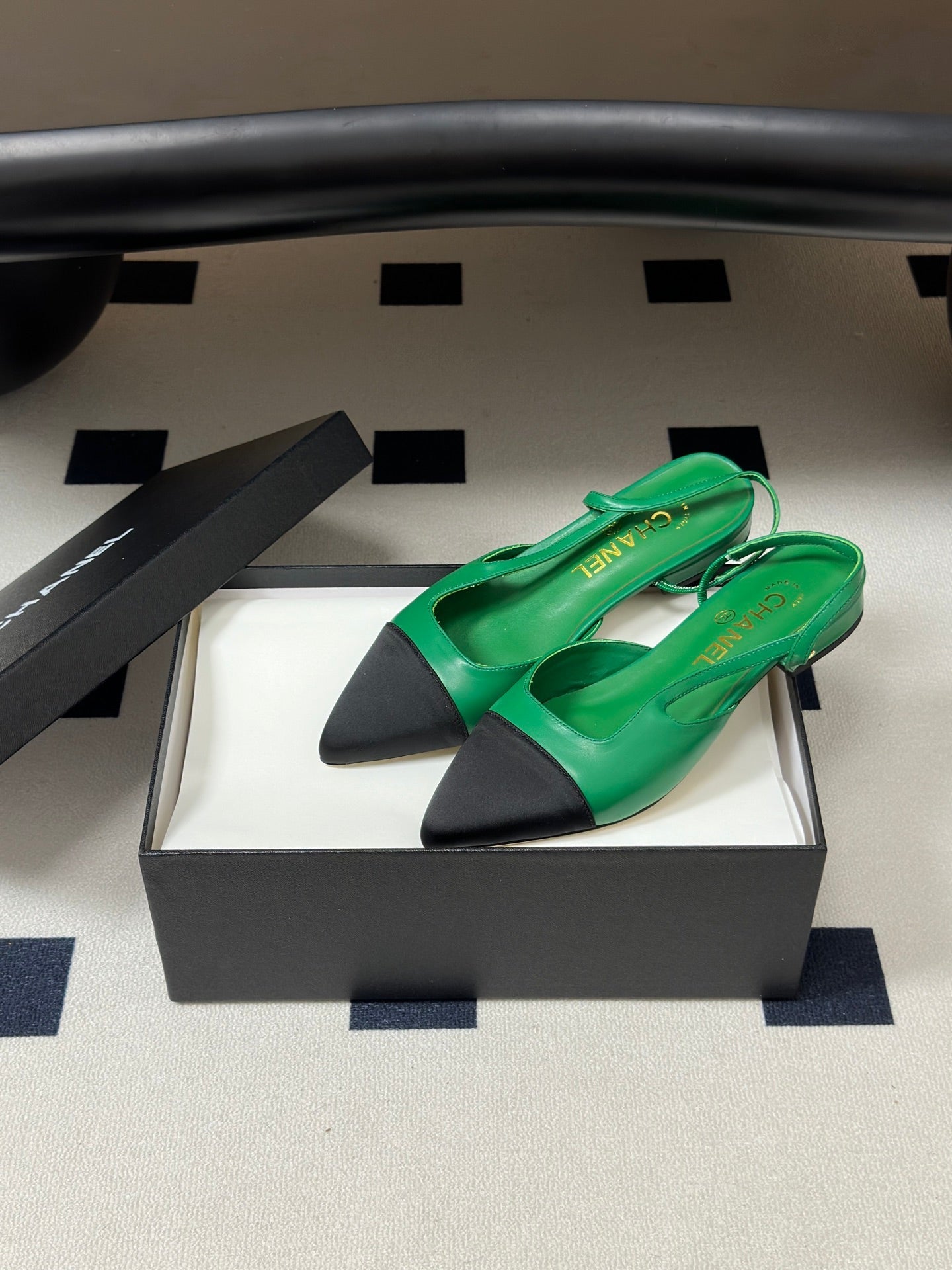 CHANEL 26S POINTED TOE SLINGBACKS IN GREEN LAMBSKIN AND BLACK FABRIC