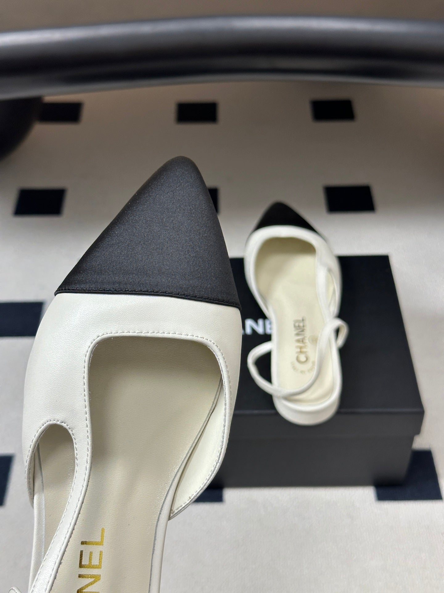 CHANEL 26S POINTED TOE SLINGBACKS IN WHITE LAMBSKIN AND BLACK FABRIC